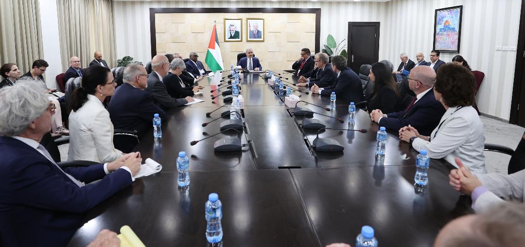 رئيس الوزراء محمد اشتية خلال لقائه وفدا من الكونغرس الأميركي